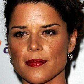 height of Neve Campbell