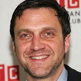 height of Raul Esparza