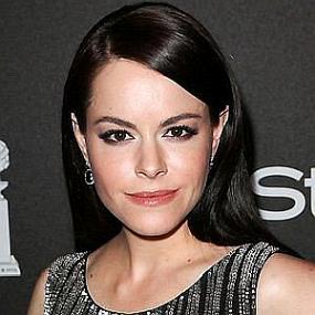 height of Emily Hampshire