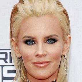 height of Jenny McCarthy