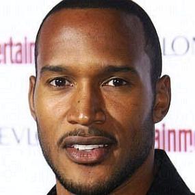 height of Henry Simmons